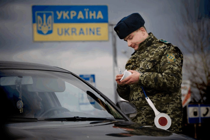 Мін’юст пояснив, які документи потрібні для виїзду за кордон заброньованим