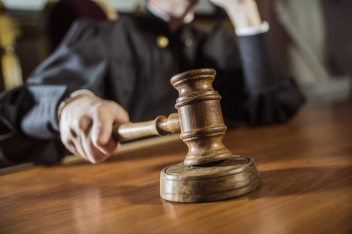 Посадовця з Люботина засудили за хабар і підробку документів — відбувся штрафом