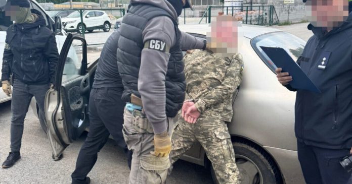 Вінницький правоохоронець хотів переправити ухилянта на матраці — його затримало ДБР