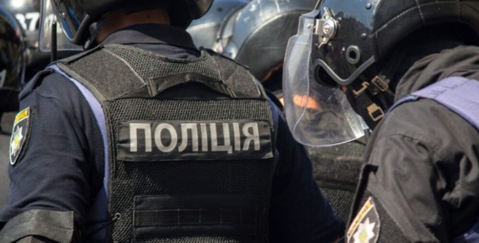 У Києві двоє чоловіків з сокирою та пістолетом намагалися «вибити» зарплату для знайомої