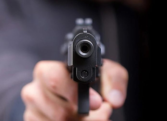 У Києві засудили молодика, який погрожував поліцейським зброєю в метро