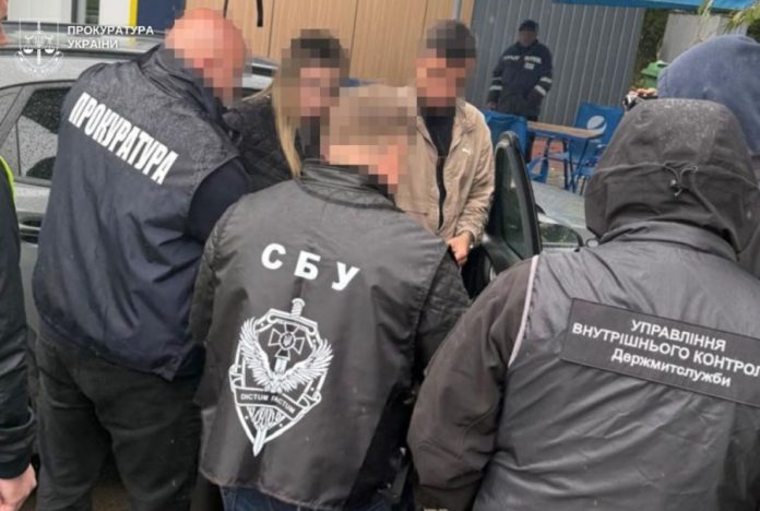 Митний інспектор затриманий за вимагання хабара на суму $15 000 за безперешкодне ввезення контрабанди