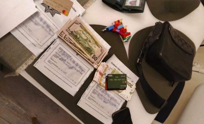 Правоохоронці викрили шахрайську мережу, яка завдала суттєвих збитків інтернет-магазину косметики та парфумерії