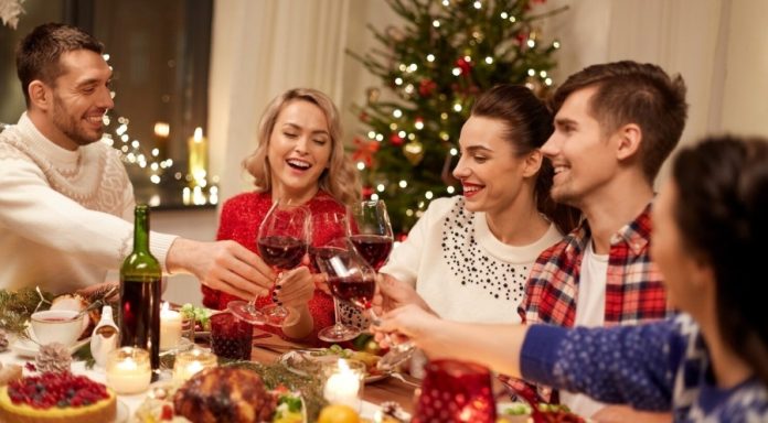 Святковий стіл без ризиків: як уникнути харчових отруєнь у різдвяно-новорічний період