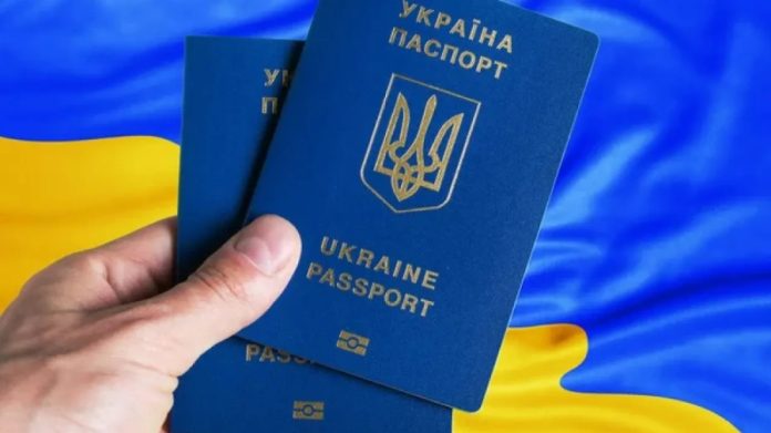 Коли українці повинні міняти закордонний паспорт: важливі умови та правила