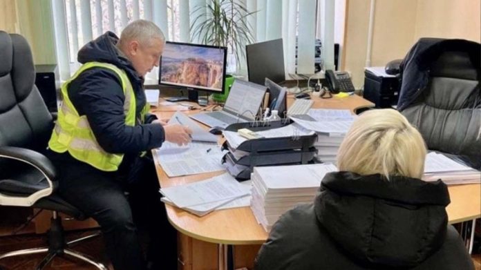 Скандал у Святошинському районі: посадовиця комунального підприємства під підозрою