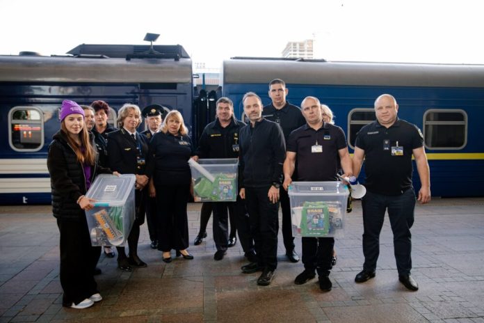 Евакуаційні набори для пасажирів: Укрзалізниця посилює безпеку поїздів