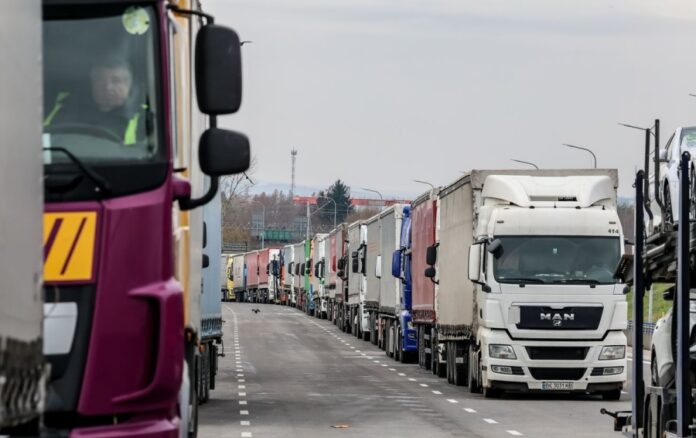 На кордоні з Польщею українські вантажівки заблоковані: понад 2000 транспортних засобів.