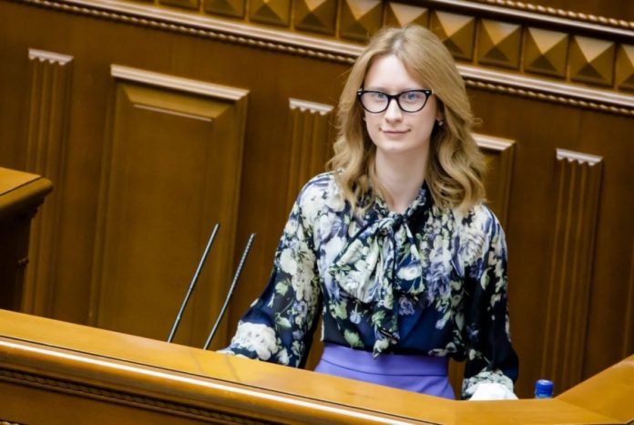 Підласа заявила, що зменшити оплату праці в антикорупційних органах неможливо, на відміну від вчителів і лікарів