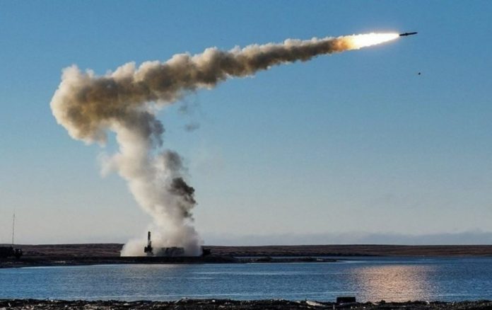 У Дніпрі пролунала серія вибухів після загрози балістичної атаки