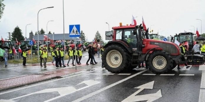 Польські фермери заблокували рух українських вантажівок біля КПП «Медика – Шегині» до кінця року