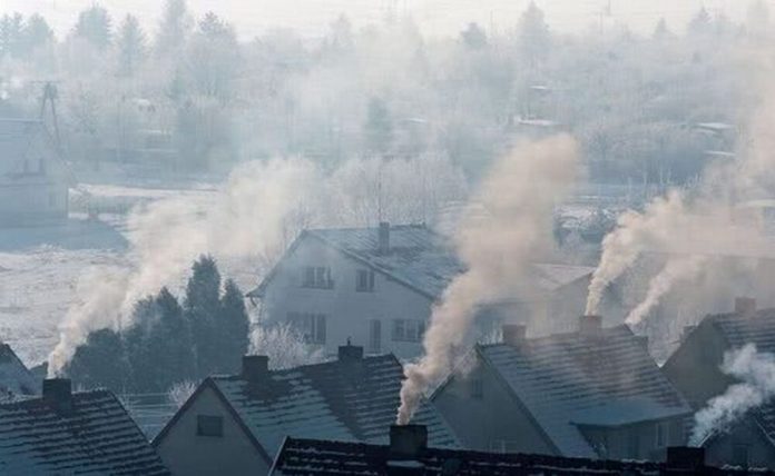 Забруднене повітря з Польщі суне в Україну: які області постраждають найбільше?