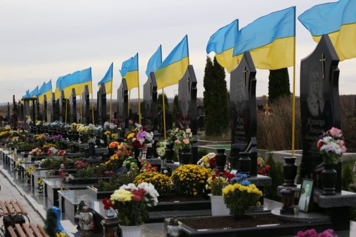 На Буковині з могил захисників викрадають лампадки й квіти