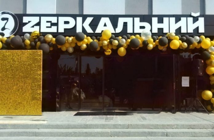 Рейдери проти рейдерів: у Донецьку нові “господарі” захопили супермаркети