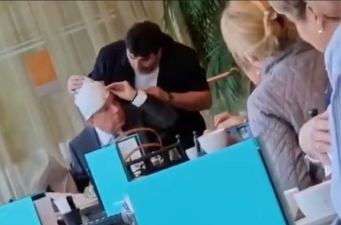 В соцмережах віруситься відео, на якому екс-очільнику МОК Томасу Баху надягають підгузок