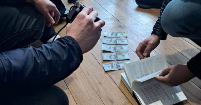 НАБУ викрило адвоката, який виманив 1500 доларів за “вирішення” справи в суді