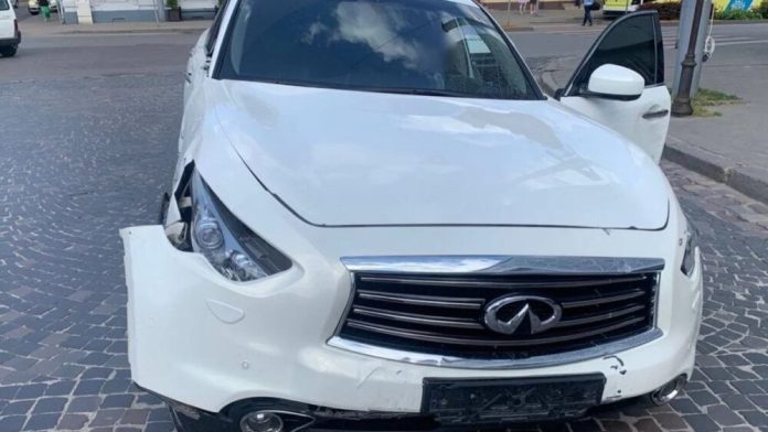 П’яна гонка Львовом: водійка Infiniti вчинила три ДТП за один вечір