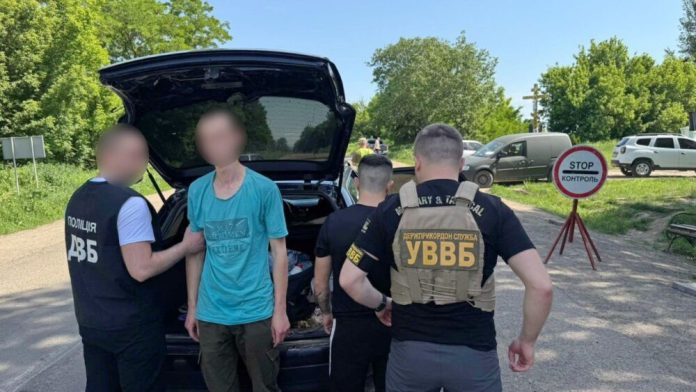 Спроба виїзду через хабар: трьох осіб затримано на кордоні з Румунією та Молдовою