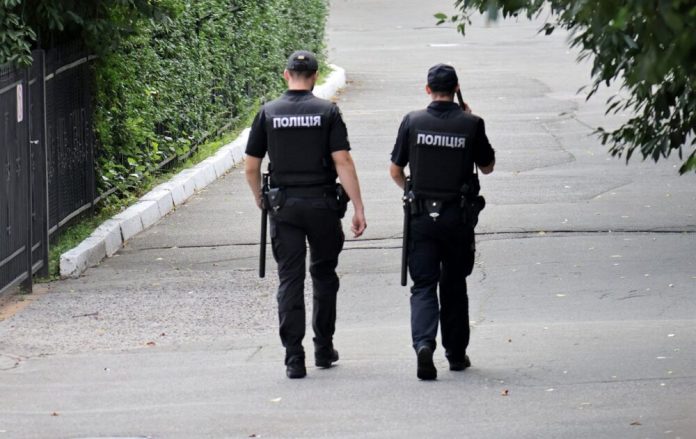 У столиці поліція затримала на вулиці п’яного чоловіка з арсеналом боєприпасів