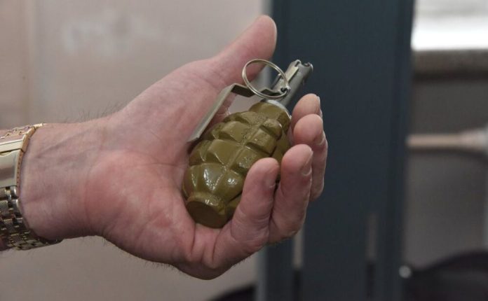 Поліція затримала зловмисника з бойовою гранатою