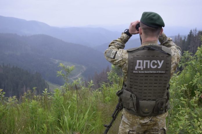 Прикордонники врятували двох чоловіків, які незаконно проникли в режимну зону