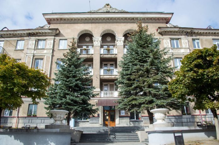 У Львові акушерку засудили за побиття колеги металевими інструментами