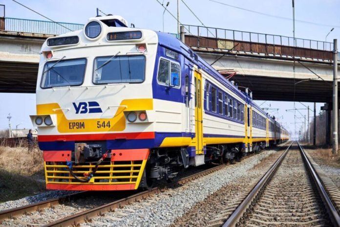 «Укрзалізниця» скорочує 25% працівників офісу та закликає йти «ближче до коліс»