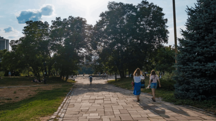 В Україну повертається спека: синоптики попереджають про +34