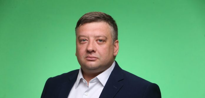 Депутат-переселенець із Луганщини з державними виплатами став власником елітного маєтку