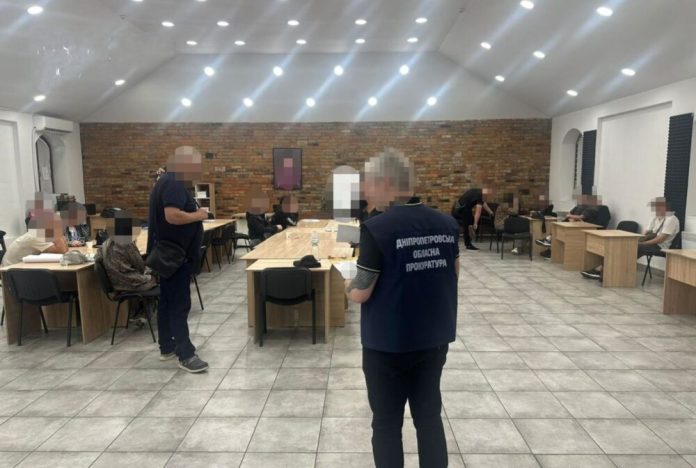 Прокуратура викрила 11 шахрайських кол-центрів у Дніпрі