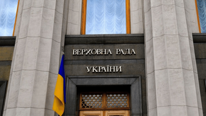 Рада хоче штрафувати чиновників за неявку на засідання і брехню в документах