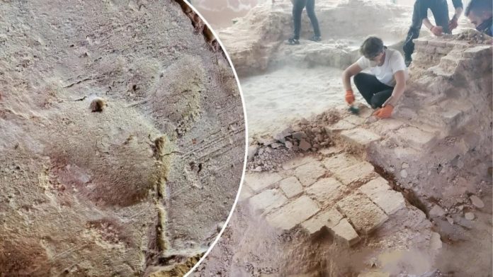 У центрі Києва археологи виявили унікальний відбиток людської ступні на давній цеглі