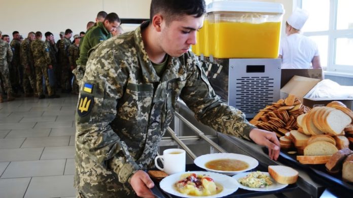 У Міноборони годували військових небезпечними продуктами за завищеними цінами – журналісти