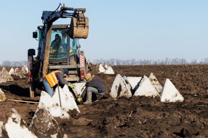 Розкішний маєток за 40 мільйонів: деталі розслідування щодо Батирсултанових та їхніх зв’язків з постачанням деревини для фортифікацій на Харківщині