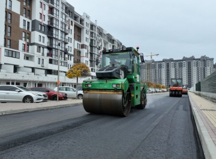 У Бучі відновили капітальний ремонт вулиці Амосова: додали нові заїзди та кільцеву розв’язку