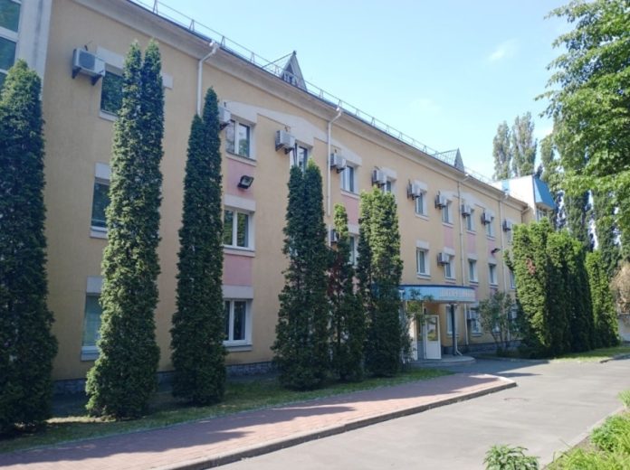 Безбар’єрність на папері: як капремонт медзакладу в Києві перетворився на дороговартісний проєкт із сумнівною ефективністю