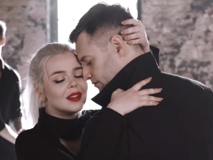 Аліна Гросу презентувала нову пісню та оголосила про вагітність