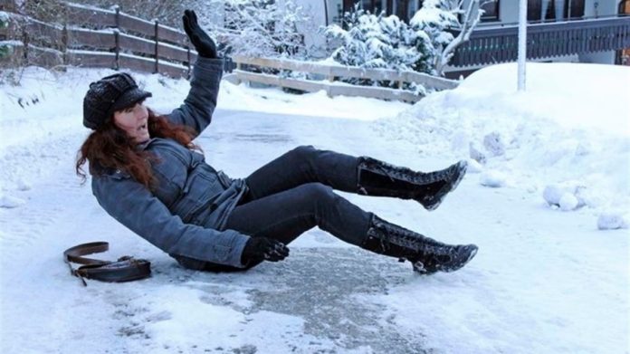 Зимові травми та відповідальність: як захистити свої права у разі нещасного випадку