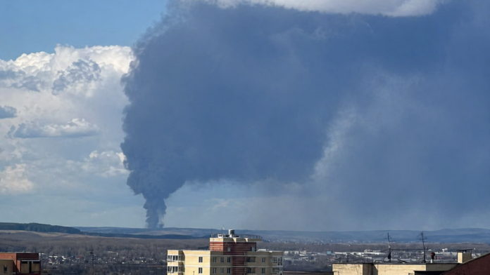 Дрони завдали удару по стратегічним НПЗ у Росії: Орськ і Пермський край під атакою