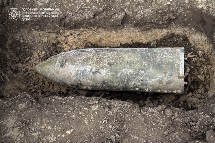 Фермер у Київській області виявив бойову частину ракети в полі