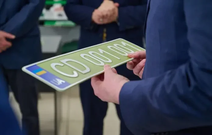 Нова етап у дипломатичній символіці: в Україні з'явилися оливкові номерні знаки