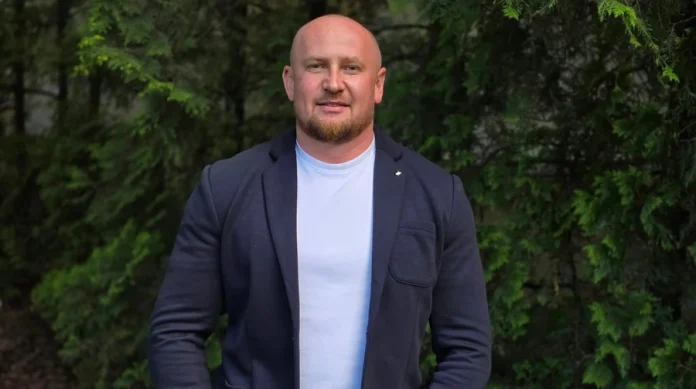 Євген Жуков став радником голови Національної поліції України після своєї відставки з посади керівника Департаменту патрульної поліції. У новій ролі він займатиметься питаннями, пов’язаними з участю поліції в обороні країни та взаємодією правоохоронних органів в умовах війни, повідомив міністр внутрішніх справ Ігор Клименко на пресконференції.