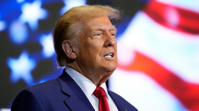 Трамп знову натякає на можливість третього терміну, викликавши бурхливі дискусії