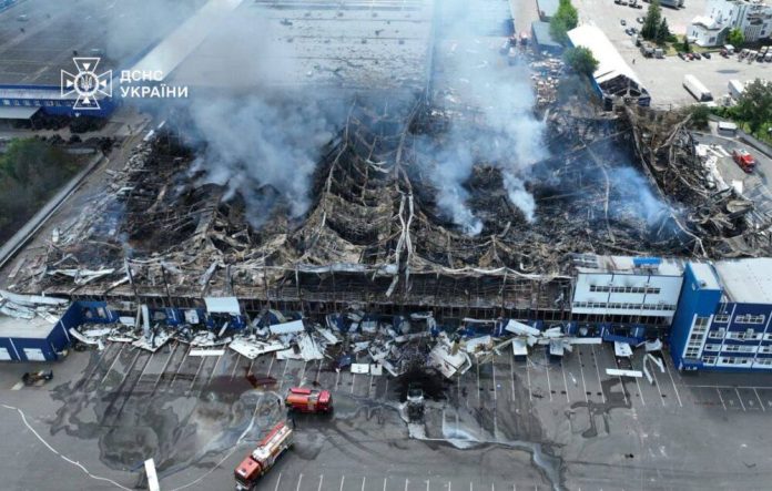 В Київській області виникла масштабна пожежа після ракетного обстрілу з боку Росії 24 травня, яка охопила територію площею близько 10 тисяч квадратних метрів. Рятувальники активно працювали над ліквідацією вогню, залучаючи не лише наземну техніку, а й авіацію, зокрема два гелікоптери ДСНС, які скидали воду з повітря.