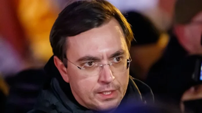 Володимир Омелян відреагував на підозру від Державного бюро розслідувань, вважаючи висунуті звинувачення політично вмотивованими. Колишній міністр інфраструктури запевняє, що служив у Збройних силах України, отримав поранення під час виконання обов'язків і був звільнений у 2025 році через травми.