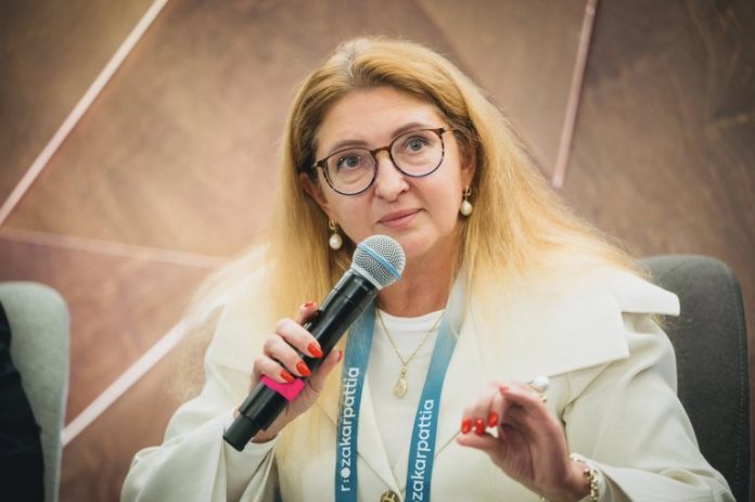 Голова Закарпатського апеляційного суду Ганна Фазикош задекларувала значні активи в криптовалюті, а також має власність в Ужгороді і помітні доходи. У її декларації за минулий рік вказані інвестиції, що наближаються до одного мільйона доларів у цифрові валюти, що викликало особливий інтерес на фоні зростання популярності криптовалют в Україні.