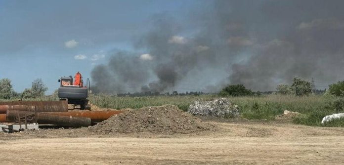 Російські війська завдали удару по критично важливій логістиці в Одеській області, внаслідок чого постраждали цивільні особи. Атакуючи, окупанти використали дві балістичні ракети з касетними боєприпасами. За інформацією, на момент обстрілу на об'єкті працювали дорожні працівники, з яких вісім зазнали поранень, двоє з них у важкому стані.