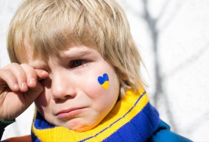 В Україні триває процес повернення дітей із тимчасово окупованих територій, і нещодавно вдалося евакуювати 27 підлітків, які пережили тиск з боку окупаційної влади. Операція стала частиною ініціативи президента Bring Kids Back UA за підтримки міжнародних партнерів, про що повідомила гуманітарна організація Save Ukraine.