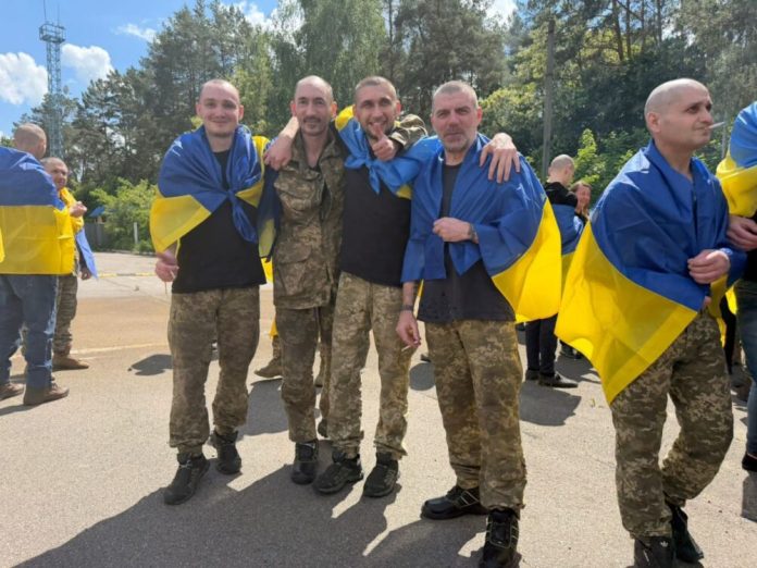 Звільнення 185 захисників України з російського полону: емоції та надія
