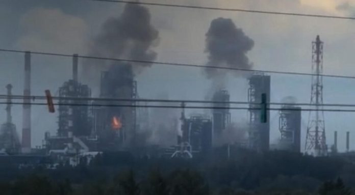 Удар по найбільшому НПЗ Росії: Україна завдала удару з відстані 2 500 км
